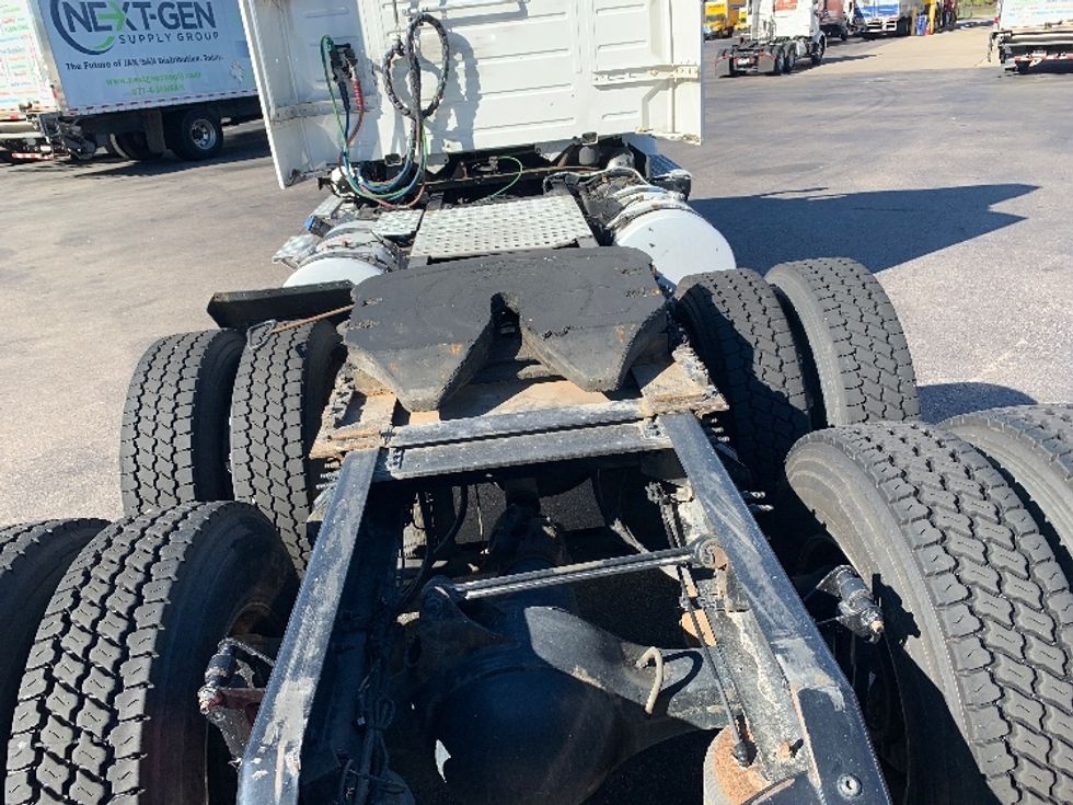 Day Cab Tractor-Heavy Duty Tractors-Volvo-2019-VNR64300-Norton-MA-394,979\n\t\tmiles-$ 34,250 - Image 6