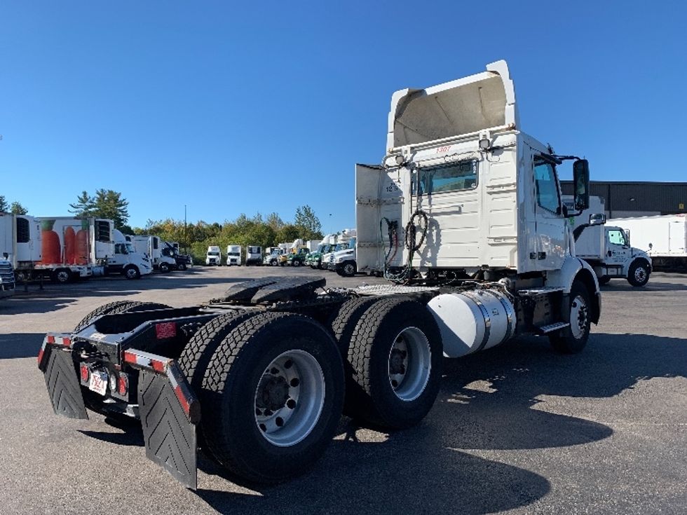 Day Cab Tractor-Heavy Duty Tractors-Volvo-2019-VNR64300-Norton-MA-394,979\n\t\tmiles-$ 34,250 - Image 7