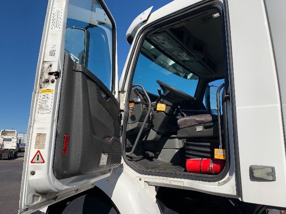 Day Cab Tractor-Heavy Duty Tractors-Volvo-2019-VNR64300-Norton-MA-394,979\n\t\tmiles-$ 34,250 - Image 9