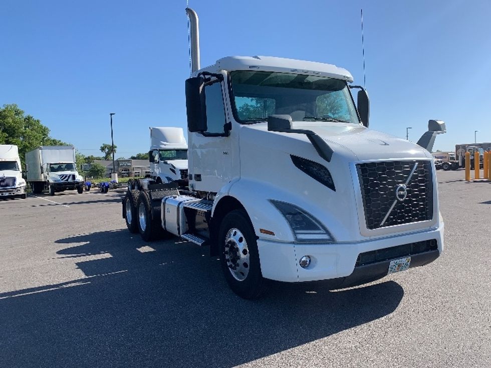 Day Cab Tractor-Heavy Duty Tractors-Volvo-2019-VNR64300-Ocala-FL-357,424\n\t\tmiles-$ 37,500 - Image 1