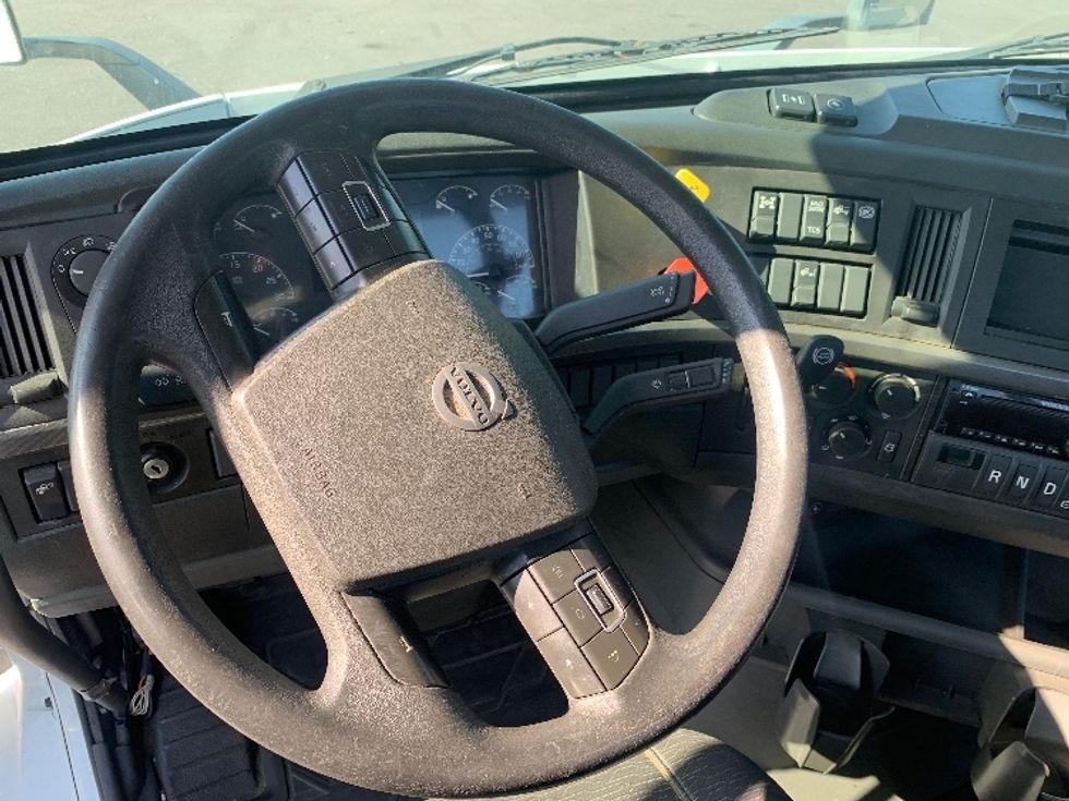 Day Cab Tractor-Heavy Duty Tractors-Volvo-2019-VNR64300-Ocala-FL-357,424\n\t\tmiles-$ 37,500 - Image 11