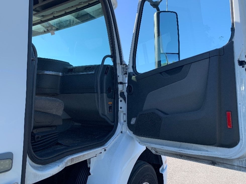 Day Cab Tractor-Heavy Duty Tractors-Volvo-2019-VNR64300-Ocala-FL-357,424\n\t\tmiles-$ 37,500 - Image 12