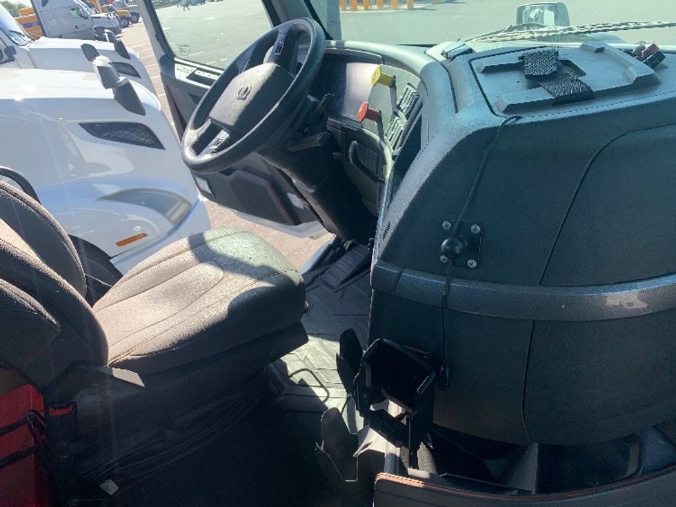Day Cab Tractor-Heavy Duty Tractors-Volvo-2019-VNR64300-Ocala-FL-357,424\n\t\tmiles-$ 37,500 - Image 14