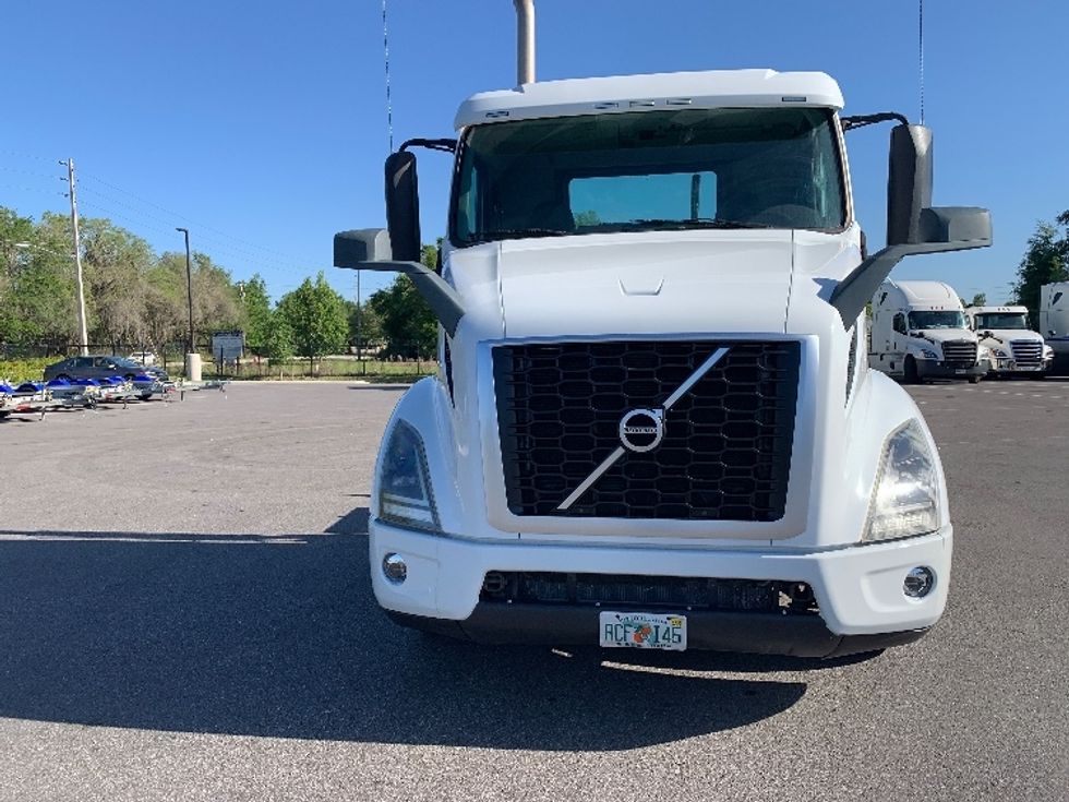 Day Cab Tractor-Heavy Duty Tractors-Volvo-2019-VNR64300-Ocala-FL-357,424\n\t\tmiles-$ 37,500 - Image 2