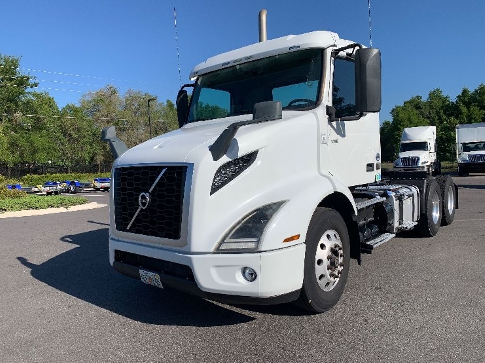 Day Cab Tractor-Heavy Duty Tractors-Volvo-2019-VNR64300-Ocala-FL-357,424\n\t\tmiles-$ 37,500 - Image 3