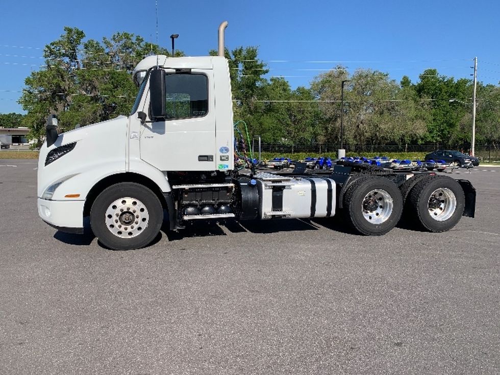 Day Cab Tractor-Heavy Duty Tractors-Volvo-2019-VNR64300-Ocala-FL-357,424\n\t\tmiles-$ 37,500 - Image 4