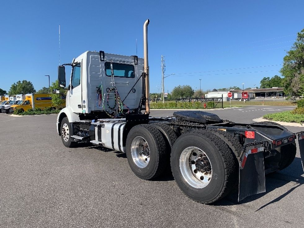Day Cab Tractor-Heavy Duty Tractors-Volvo-2019-VNR64300-Ocala-FL-357,424\n\t\tmiles-$ 37,500 - Image 5