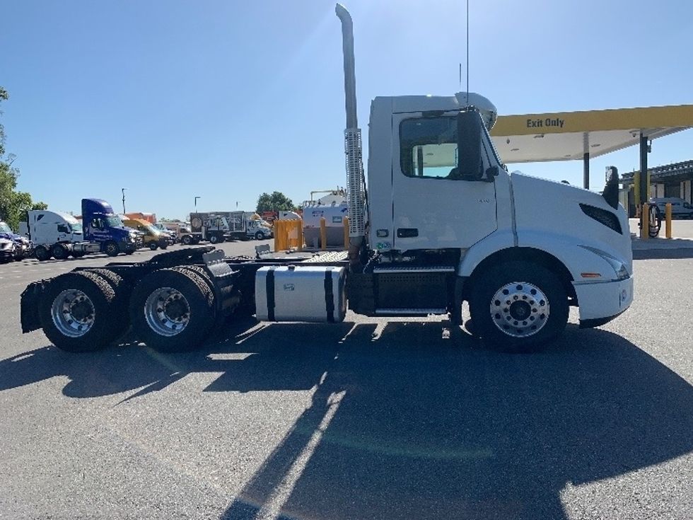 Day Cab Tractor-Heavy Duty Tractors-Volvo-2019-VNR64300-Ocala-FL-357,424\n\t\tmiles-$ 37,500 - Image 8