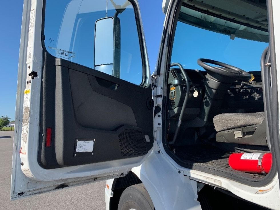 Day Cab Tractor-Heavy Duty Tractors-Volvo-2019-VNR64300-Ocala-FL-357,424\n\t\tmiles-$ 37,500 - Image 9