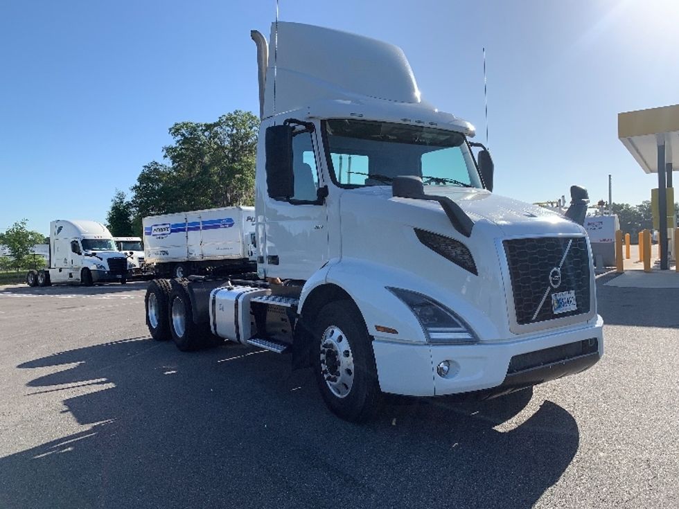 Day Cab Tractor-Heavy Duty Tractors-Volvo-2019-VNR64300-Ocala-FL-388,854\n\t\tmiles-$ 38,500 - Image 1