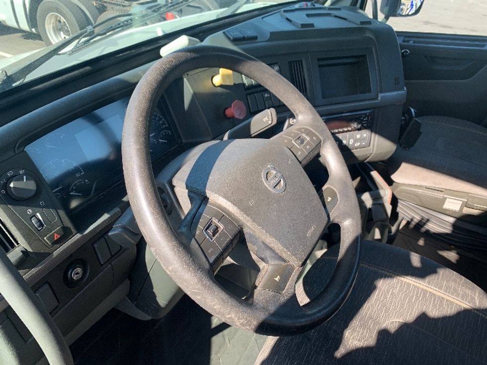 Day Cab Tractor-Heavy Duty Tractors-Volvo-2019-VNR64300-Ocala-FL-388,854\n\t\tmiles-$ 38,500 - Image 10