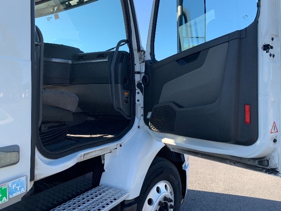 Day Cab Tractor-Heavy Duty Tractors-Volvo-2019-VNR64300-Ocala-FL-388,854\n\t\tmiles-$ 38,500 - Image 12