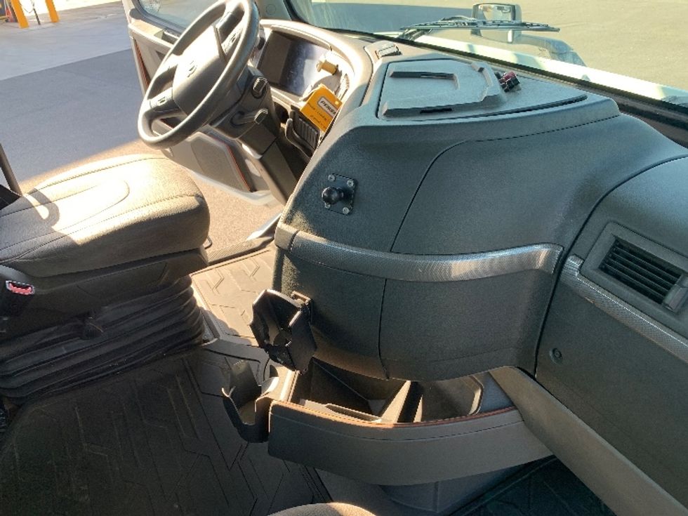 Day Cab Tractor-Heavy Duty Tractors-Volvo-2019-VNR64300-Ocala-FL-388,854\n\t\tmiles-$ 38,500 - Image 14