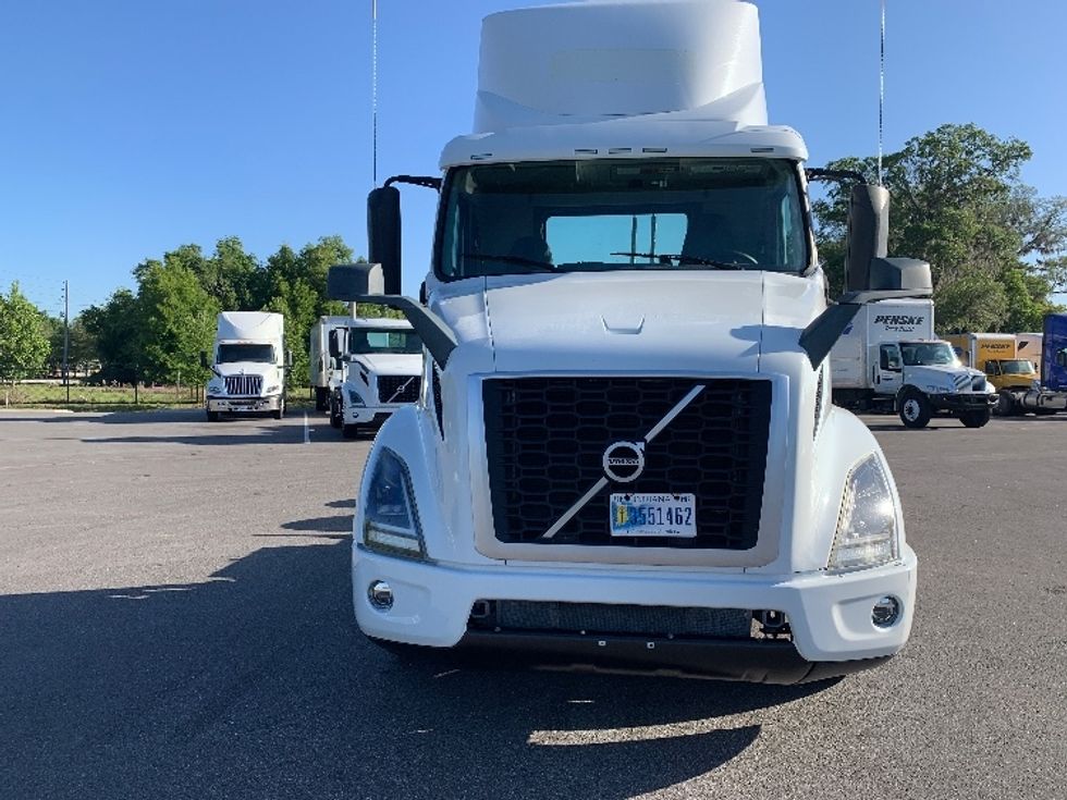 Day Cab Tractor-Heavy Duty Tractors-Volvo-2019-VNR64300-Ocala-FL-388,854\n\t\tmiles-$ 38,500 - Image 2