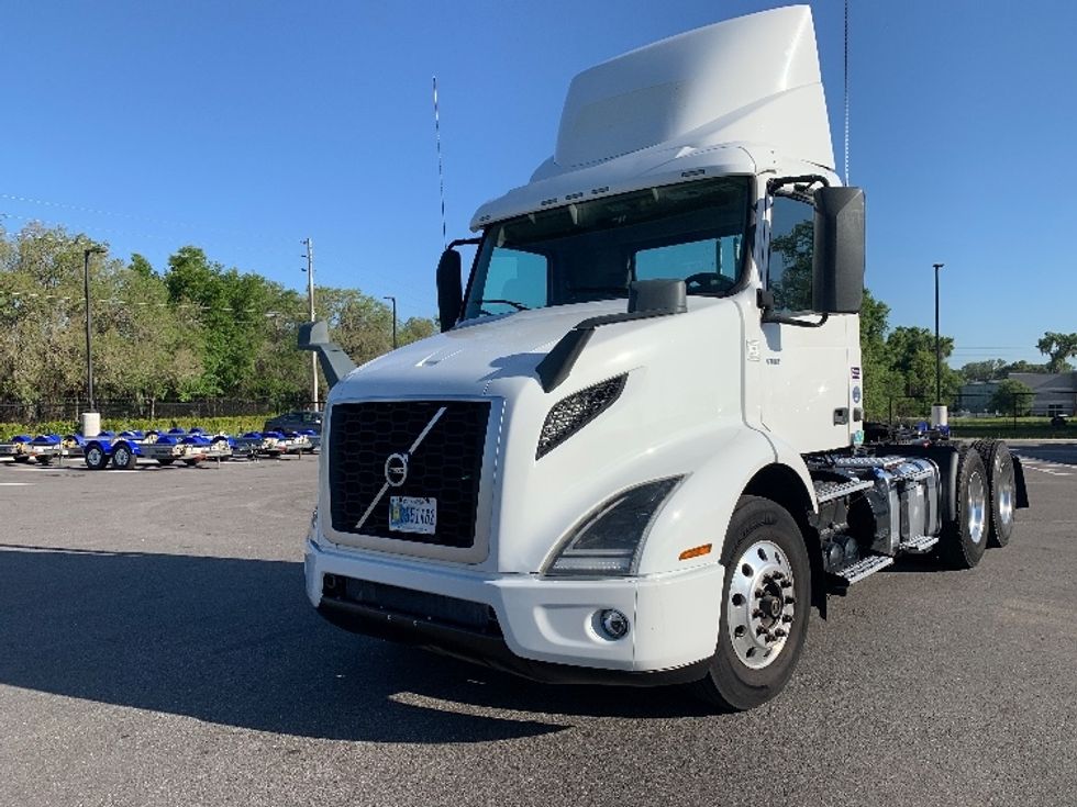 Day Cab Tractor-Heavy Duty Tractors-Volvo-2019-VNR64300-Ocala-FL-388,854\n\t\tmiles-$ 38,500 - Image 3