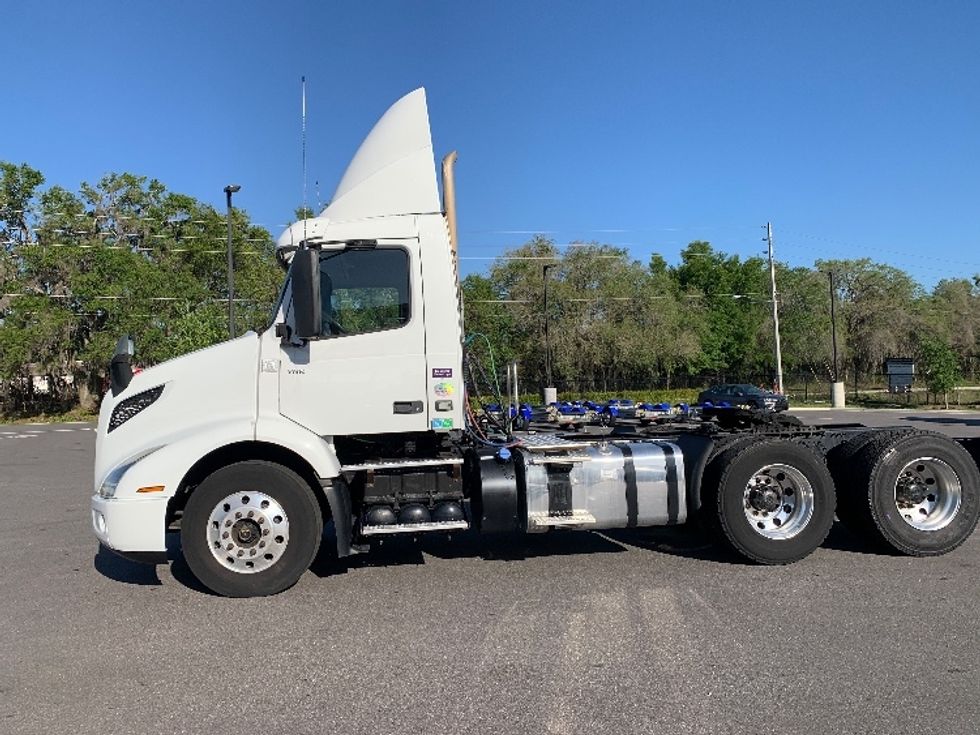 Day Cab Tractor-Heavy Duty Tractors-Volvo-2019-VNR64300-Ocala-FL-388,854\n\t\tmiles-$ 38,500 - Image 4