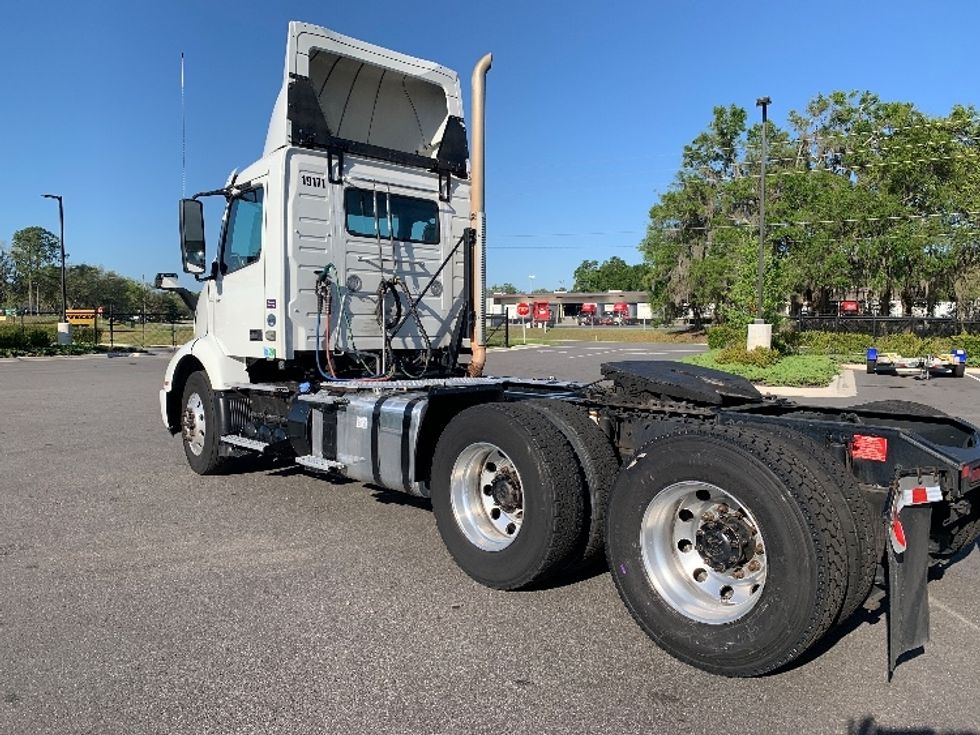 Day Cab Tractor-Heavy Duty Tractors-Volvo-2019-VNR64300-Ocala-FL-388,854\n\t\tmiles-$ 38,500 - Image 5