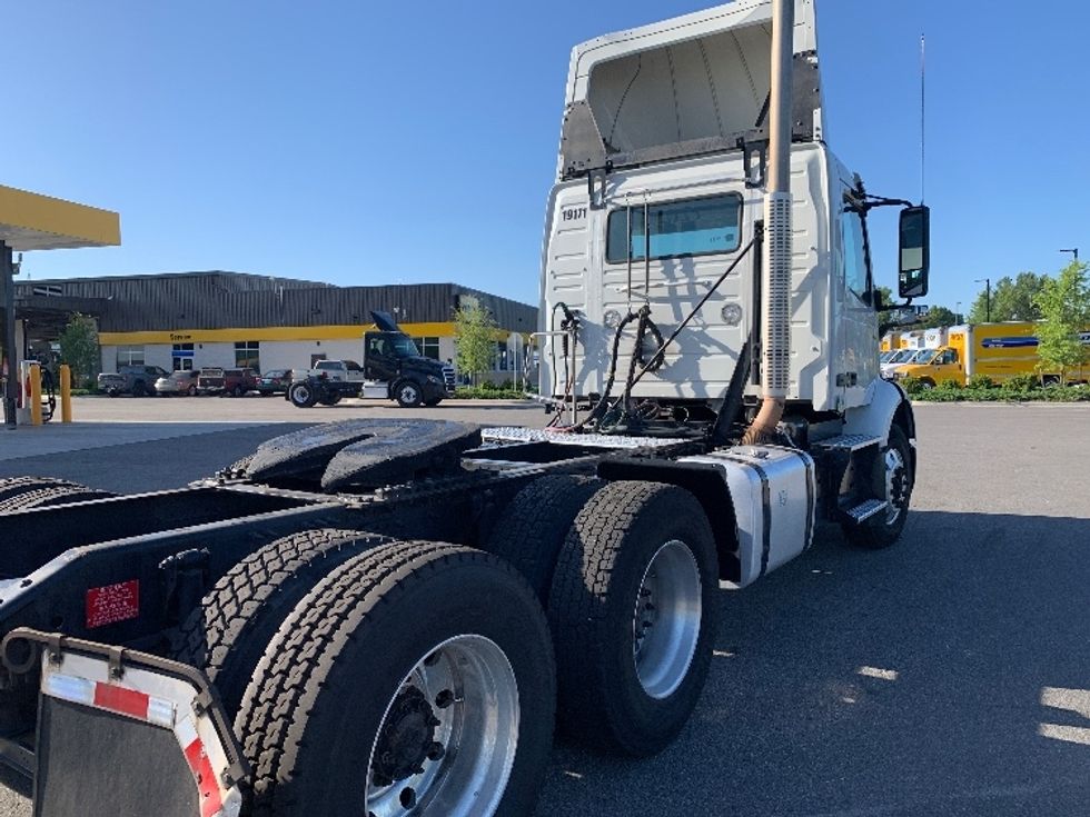 Day Cab Tractor-Heavy Duty Tractors-Volvo-2019-VNR64300-Ocala-FL-388,854\n\t\tmiles-$ 38,500 - Image 7