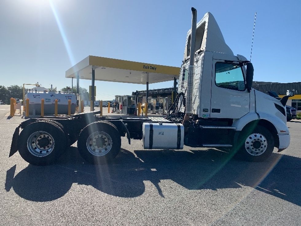 Day Cab Tractor-Heavy Duty Tractors-Volvo-2019-VNR64300-Ocala-FL-388,854\n\t\tmiles-$ 38,500 - Image 8