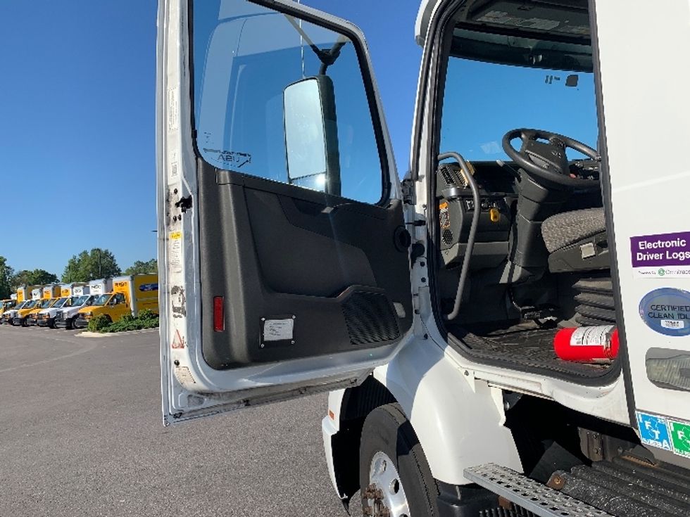Day Cab Tractor-Heavy Duty Tractors-Volvo-2019-VNR64300-Ocala-FL-388,854\n\t\tmiles-$ 38,500 - Image 9