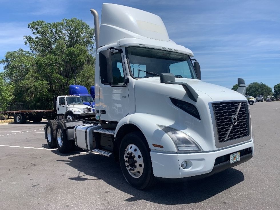 Day Cab Tractor-Heavy Duty Tractors-Volvo-2019-VNR64300-Ocala-FL-399,372\n\t\tmiles-$ 38,000 - Image 1