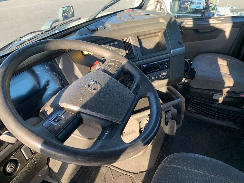 Day Cab Tractor-Heavy Duty Tractors-Volvo-2019-VNR64300-Ocala-FL-399,372\n\t\tmiles-$ 38,000 - Image 10