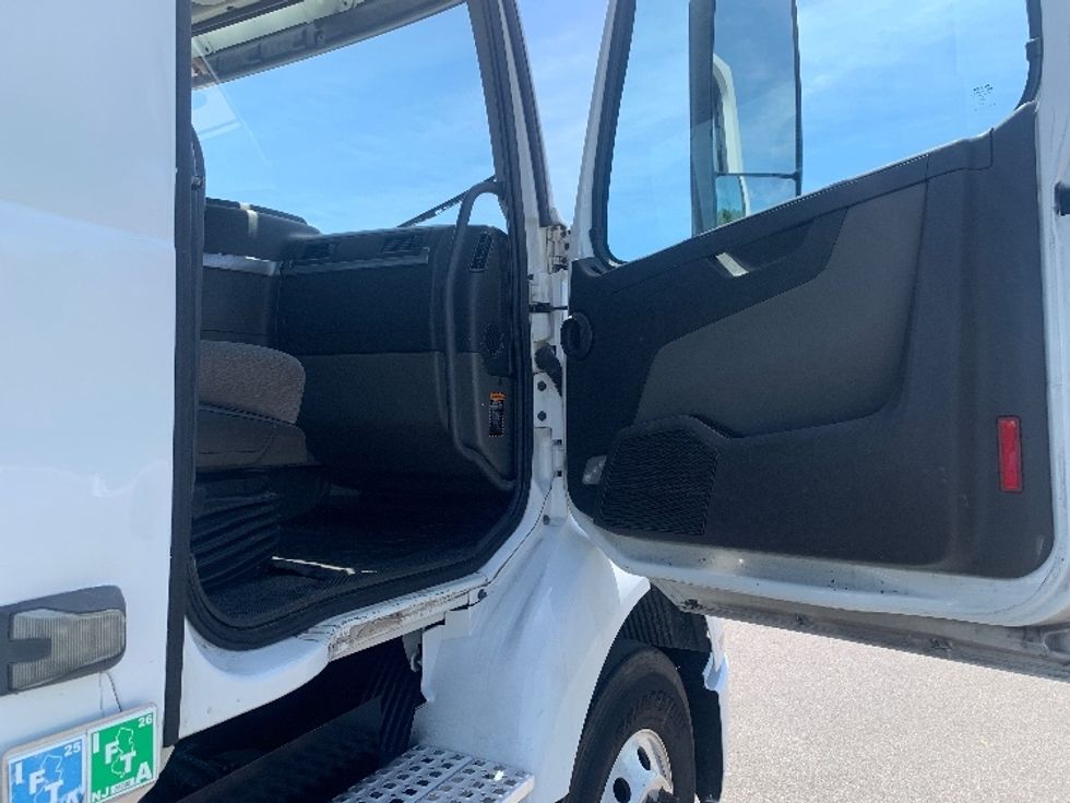 Day Cab Tractor-Heavy Duty Tractors-Volvo-2019-VNR64300-Ocala-FL-399,372\n\t\tmiles-$ 38,000 - Image 12