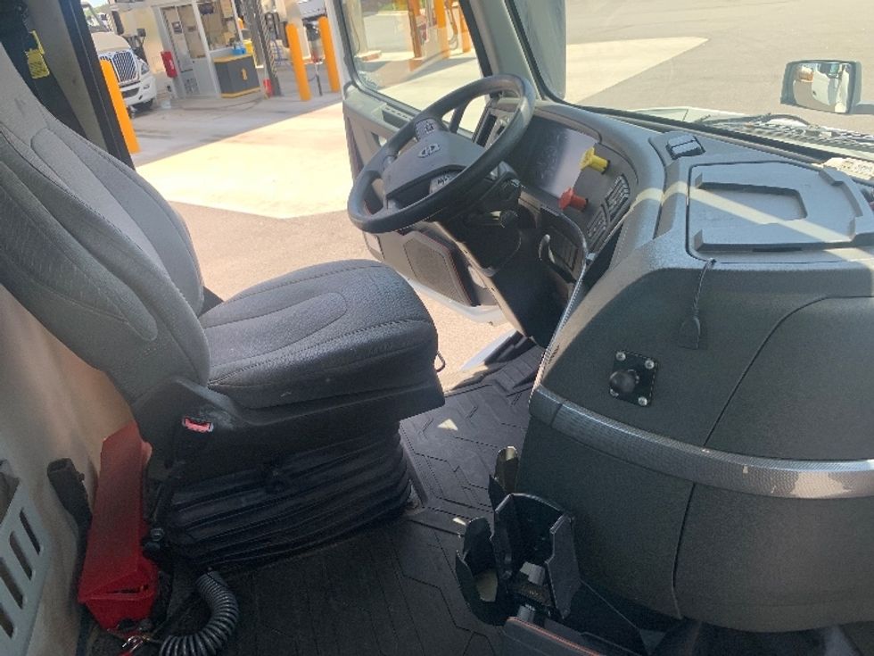 Day Cab Tractor-Heavy Duty Tractors-Volvo-2019-VNR64300-Ocala-FL-399,372\n\t\tmiles-$ 38,000 - Image 14
