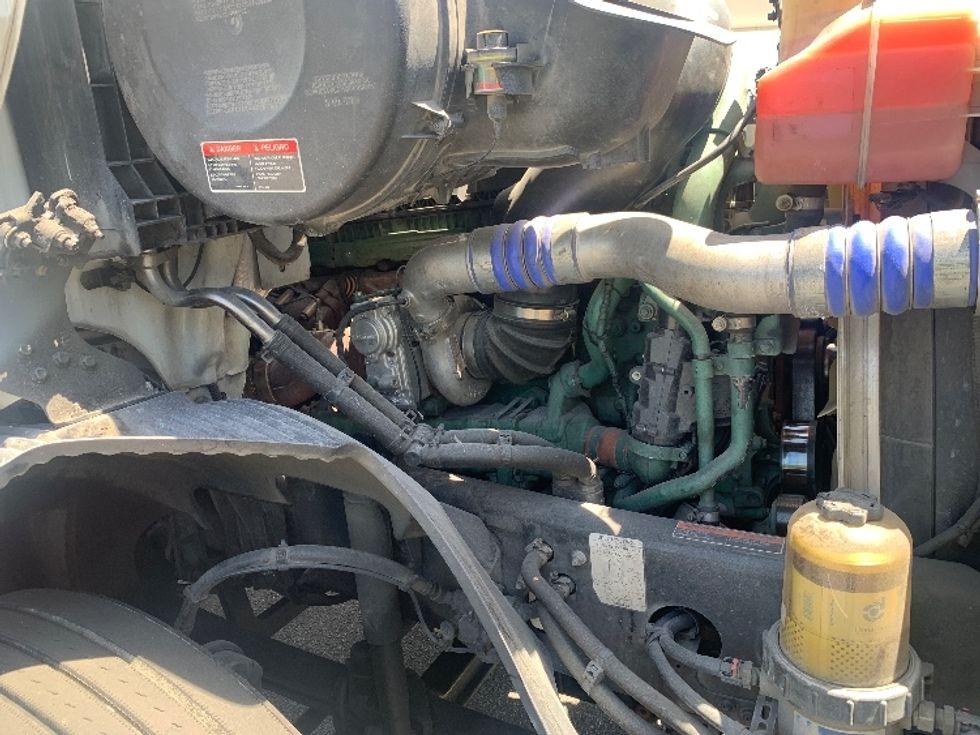 Day Cab Tractor-Heavy Duty Tractors-Volvo-2019-VNR64300-Ocala-FL-399,372\n\t\tmiles-$ 38,000 - Image 15