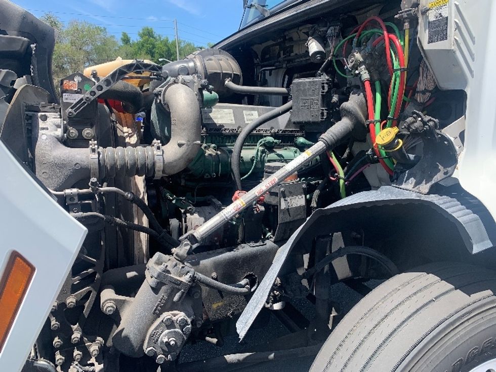 Day Cab Tractor-Heavy Duty Tractors-Volvo-2019-VNR64300-Ocala-FL-399,372\n\t\tmiles-$ 38,000 - Image 16