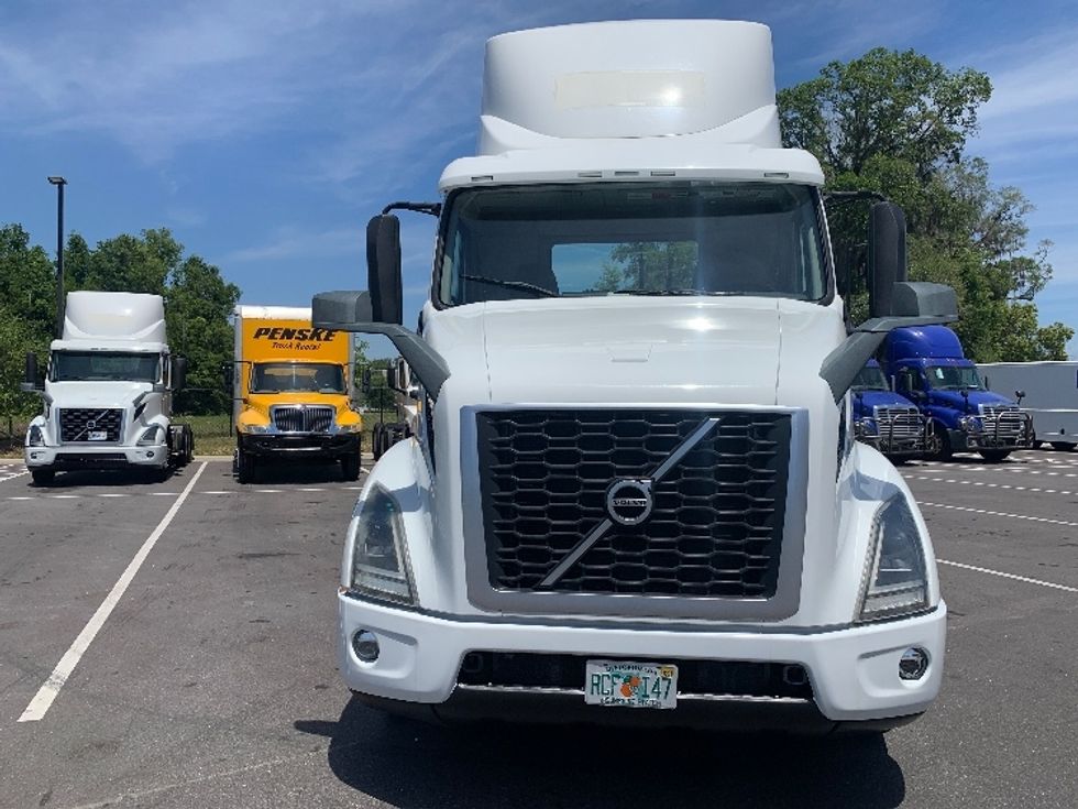 Day Cab Tractor-Heavy Duty Tractors-Volvo-2019-VNR64300-Ocala-FL-399,372\n\t\tmiles-$ 38,000 - Image 2