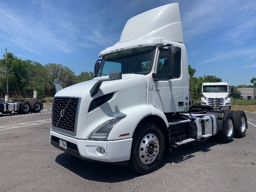 Day Cab Tractor-Heavy Duty Tractors-Volvo-2019-VNR64300-Ocala-FL-399,372\n\t\tmiles-$ 38,000 - Image 3