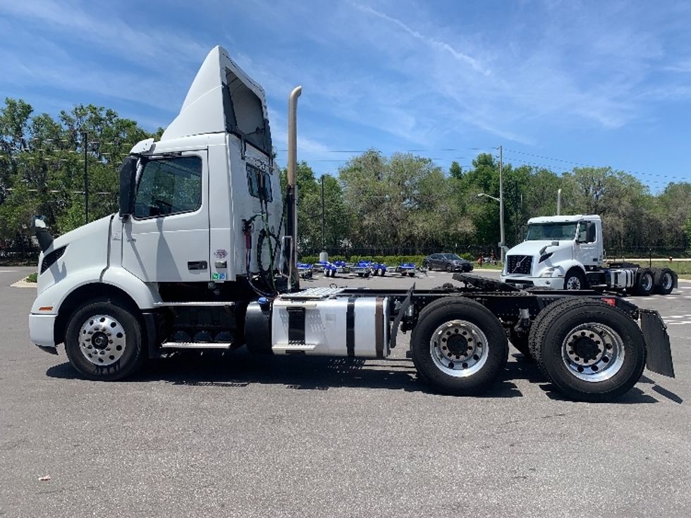 Day Cab Tractor-Heavy Duty Tractors-Volvo-2019-VNR64300-Ocala-FL-399,372\n\t\tmiles-$ 38,000 - Image 4