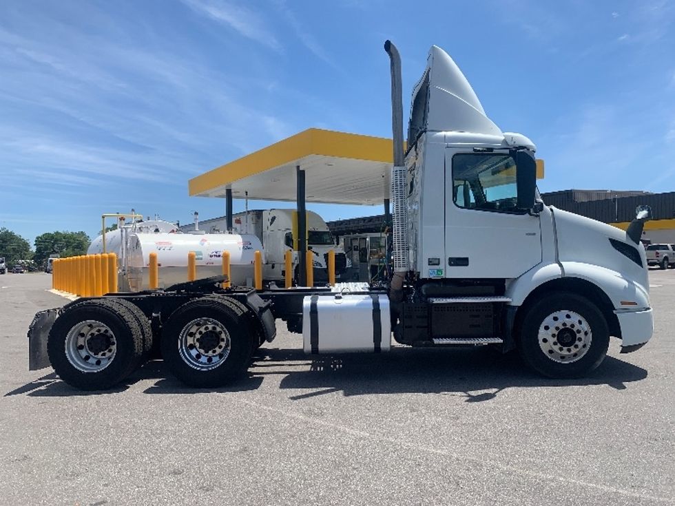 Day Cab Tractor-Heavy Duty Tractors-Volvo-2019-VNR64300-Ocala-FL-399,372\n\t\tmiles-$ 38,000 - Image 8