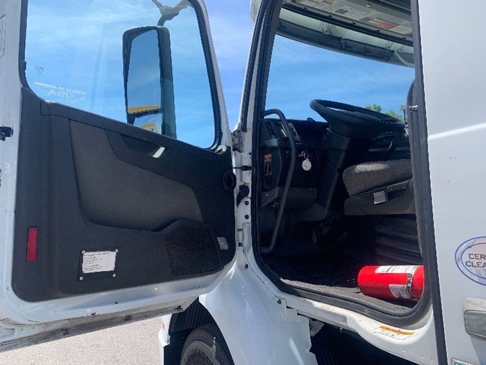 Day Cab Tractor-Heavy Duty Tractors-Volvo-2019-VNR64300-Ocala-FL-399,372\n\t\tmiles-$ 38,000 - Image 9