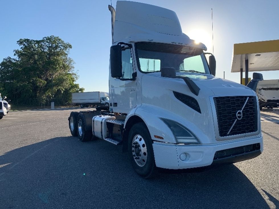 Day Cab Tractor-Heavy Duty Tractors-Volvo-2019-VNR64300-Ocala-FL-399,851\n\t\tmiles-$ 38,000 - Image 1