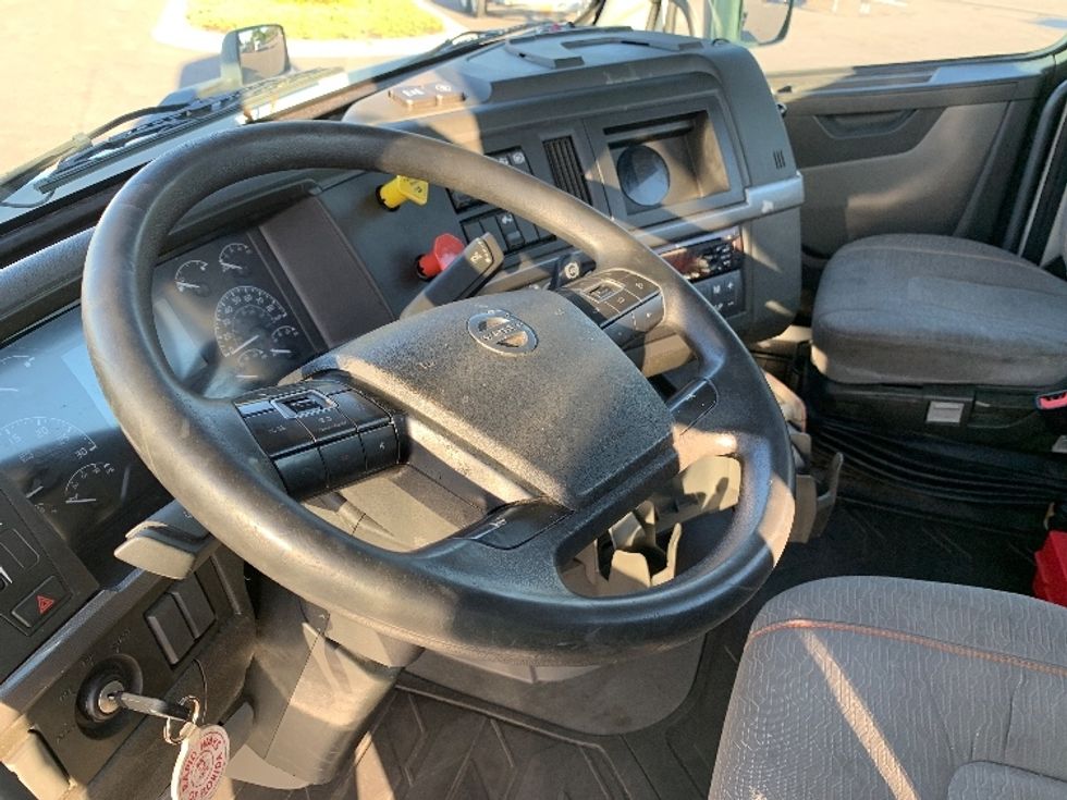Day Cab Tractor-Heavy Duty Tractors-Volvo-2019-VNR64300-Ocala-FL-399,851\n\t\tmiles-$ 38,000 - Image 10