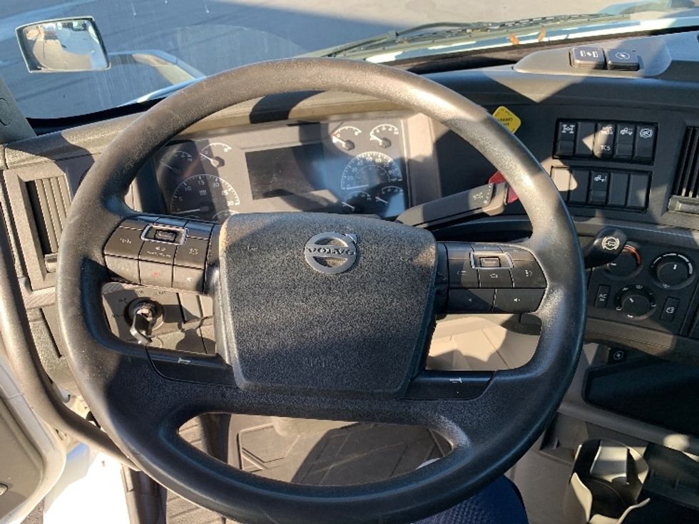 Day Cab Tractor-Heavy Duty Tractors-Volvo-2019-VNR64300-Ocala-FL-399,851\n\t\tmiles-$ 38,000 - Image 11