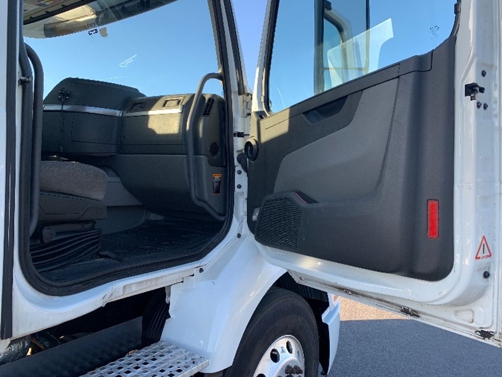 Day Cab Tractor-Heavy Duty Tractors-Volvo-2019-VNR64300-Ocala-FL-399,851\n\t\tmiles-$ 38,000 - Image 12