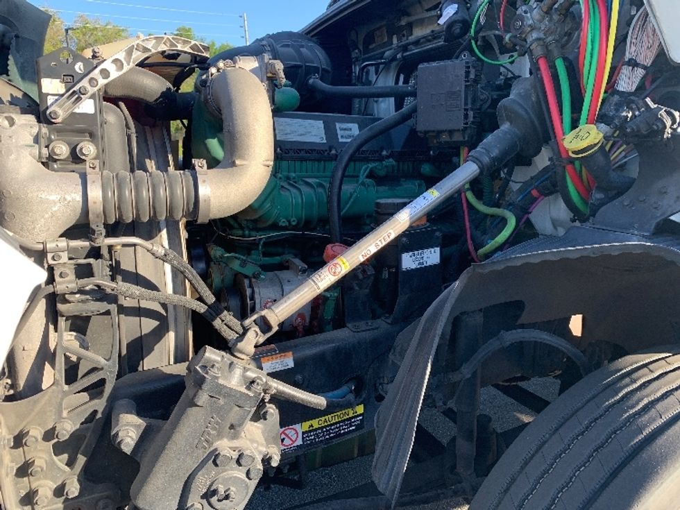 Day Cab Tractor-Heavy Duty Tractors-Volvo-2019-VNR64300-Ocala-FL-399,851\n\t\tmiles-$ 38,000 - Image 16