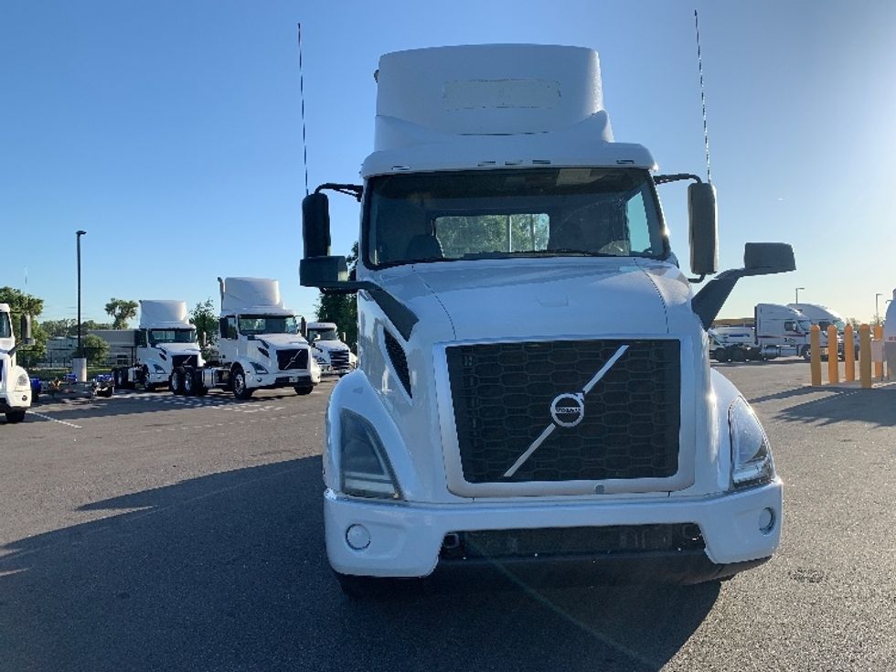Day Cab Tractor-Heavy Duty Tractors-Volvo-2019-VNR64300-Ocala-FL-399,851\n\t\tmiles-$ 38,000 - Image 2
