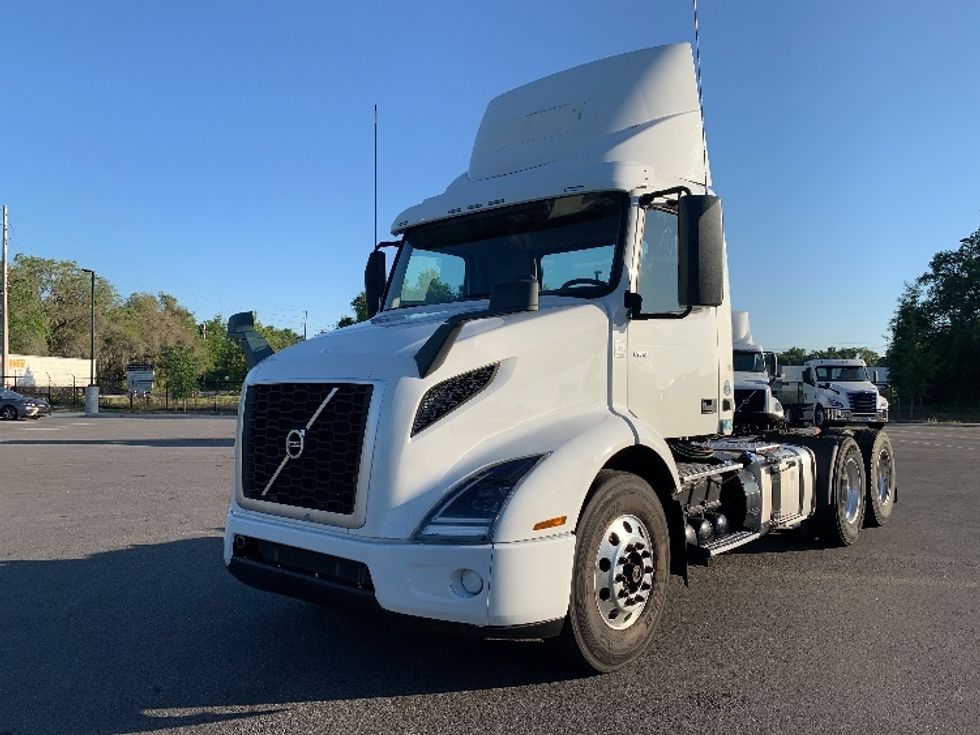 Day Cab Tractor-Heavy Duty Tractors-Volvo-2019-VNR64300-Ocala-FL-399,851\n\t\tmiles-$ 38,000 - Image 3