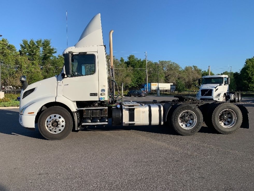Day Cab Tractor-Heavy Duty Tractors-Volvo-2019-VNR64300-Ocala-FL-399,851\n\t\tmiles-$ 38,000 - Image 4