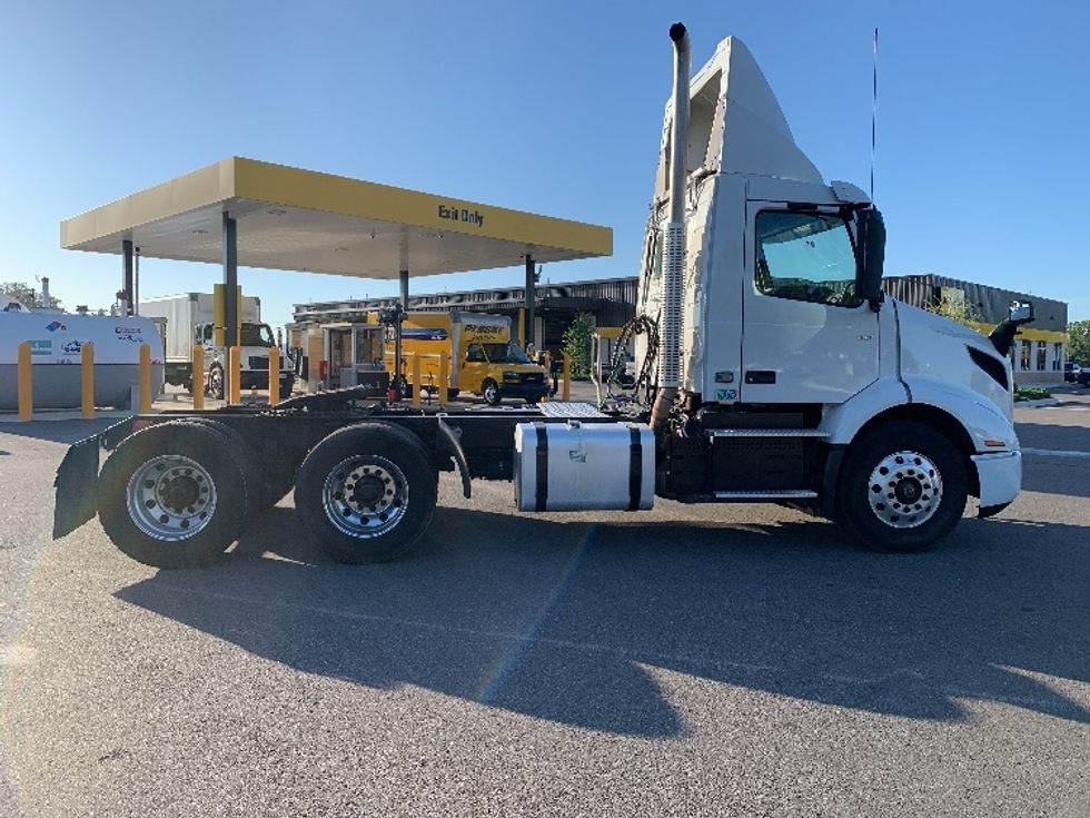 Day Cab Tractor-Heavy Duty Tractors-Volvo-2019-VNR64300-Ocala-FL-399,851\n\t\tmiles-$ 38,000 - Image 8