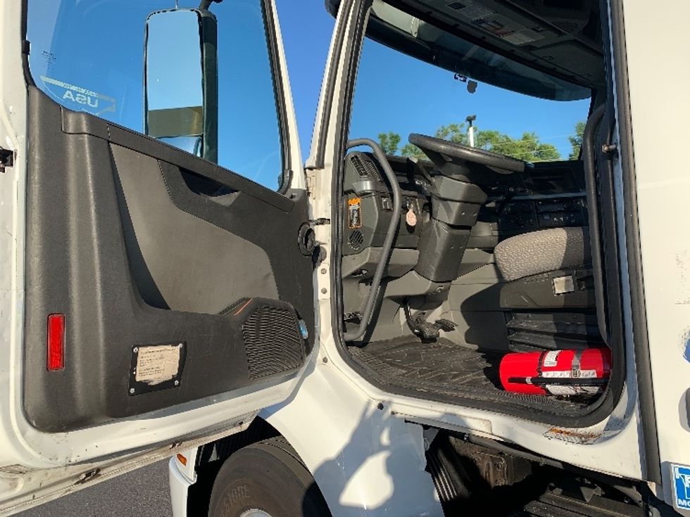 Day Cab Tractor-Heavy Duty Tractors-Volvo-2019-VNR64300-Ocala-FL-399,851\n\t\tmiles-$ 38,000 - Image 9