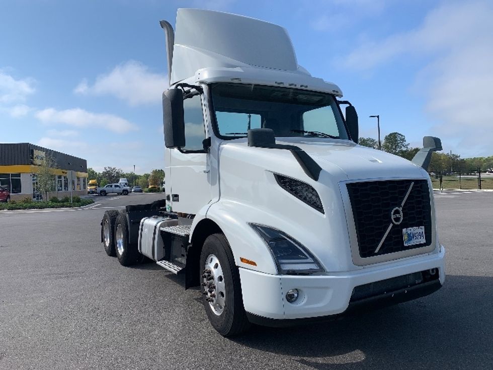 Day Cab Tractor-Heavy Duty Tractors-Volvo-2019-VNR64300-Ocala-FL-406,475\n\t\tmiles-$ 34,750 - Image 1