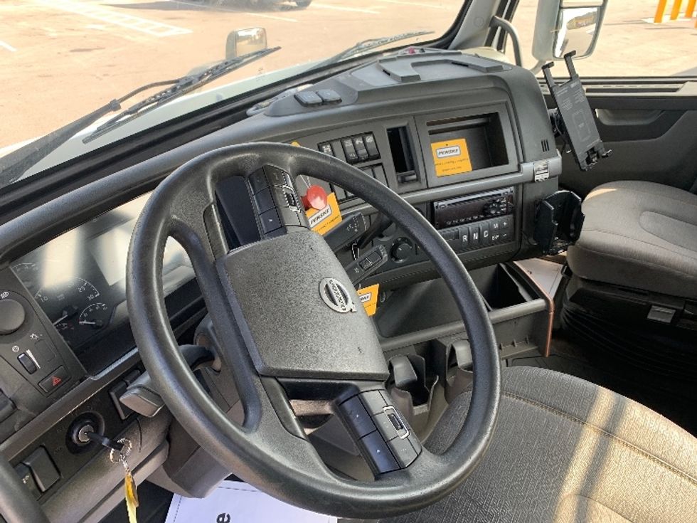 Day Cab Tractor-Heavy Duty Tractors-Volvo-2019-VNR64300-Ocala-FL-406,475\n\t\tmiles-$ 34,750 - Image 10