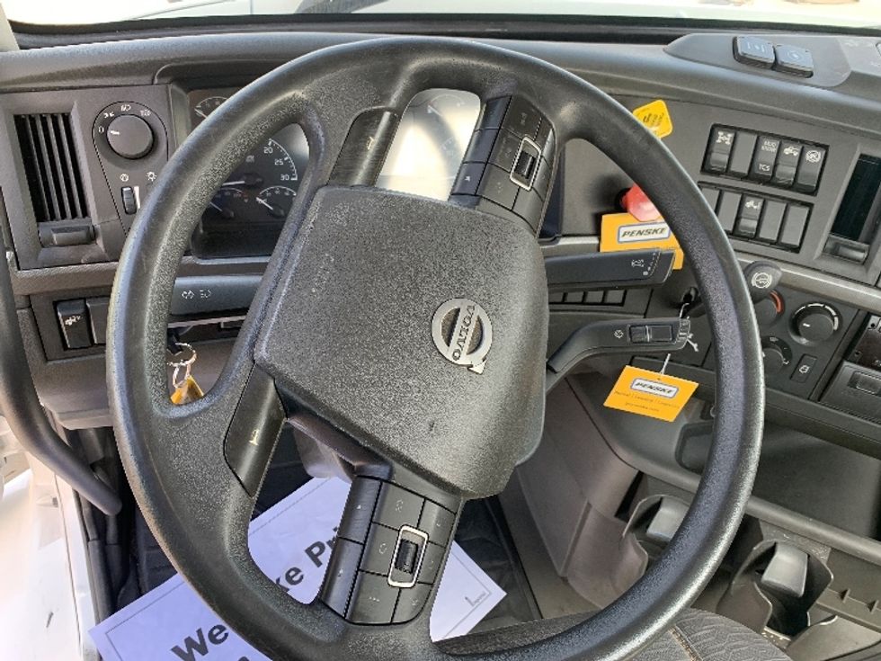 Day Cab Tractor-Heavy Duty Tractors-Volvo-2019-VNR64300-Ocala-FL-406,475\n\t\tmiles-$ 34,750 - Image 11