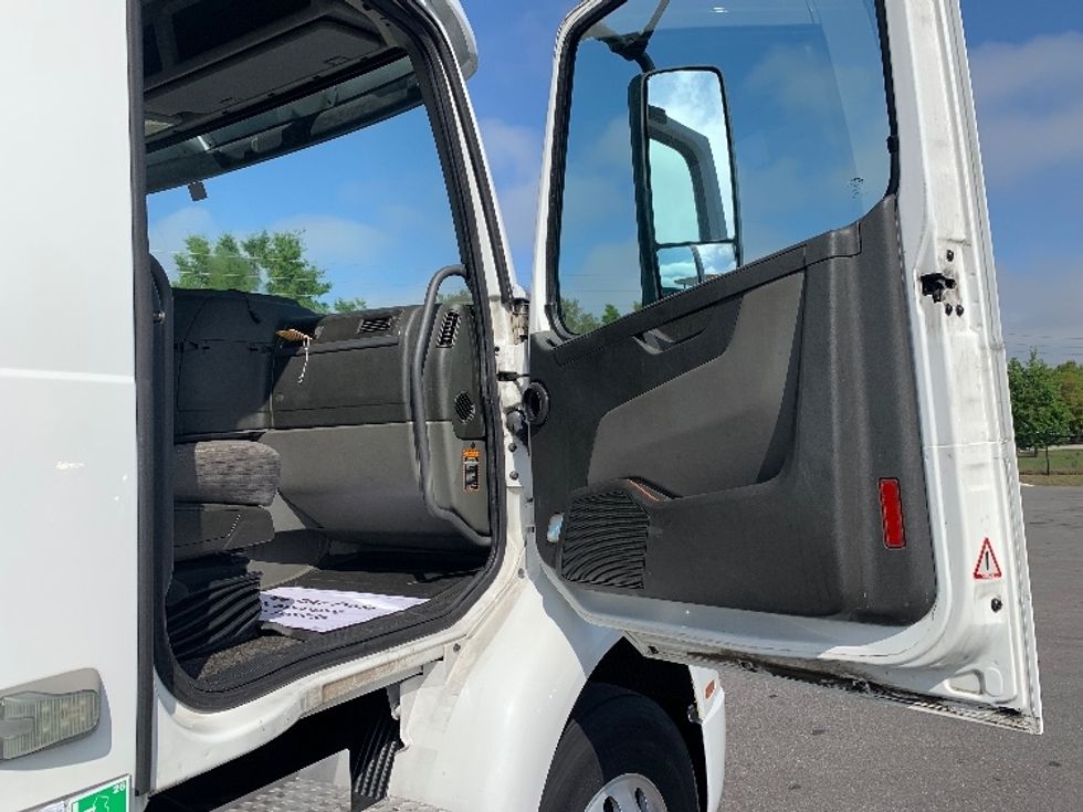 Day Cab Tractor-Heavy Duty Tractors-Volvo-2019-VNR64300-Ocala-FL-406,475\n\t\tmiles-$ 34,750 - Image 12