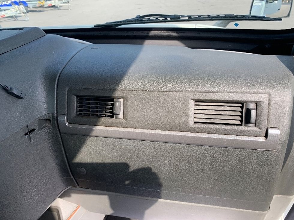 Day Cab Tractor-Heavy Duty Tractors-Volvo-2019-VNR64300-Ocala-FL-406,475\n\t\tmiles-$ 34,750 - Image 13